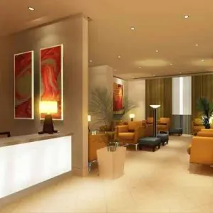 Recepción y sala de espera en Moolchand Medcity South Delhi con asientos modernos