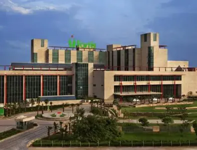 الواجهة الحديثة لمستشفى Fortis Memorial Research Institute في جورجاون، الهند