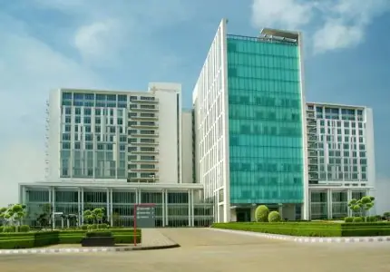 واجهة حديثة لمستشفى ميدنتا جورجاون، الهند، مركز طبي متعدد الطوابق