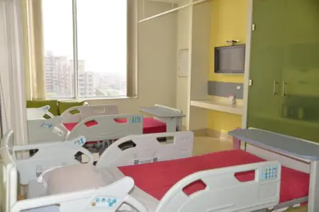 غرفة مرضى بأسرة حديثة في مستشفى ميدانتا جورجاون، الهند