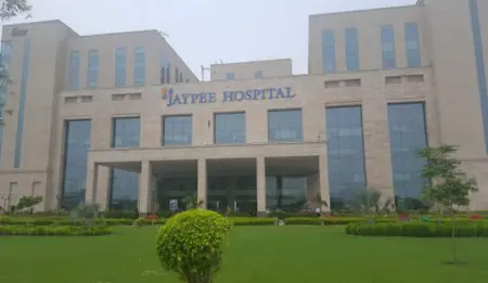 الواجهة الخارجية لمستشفى Jaypee بواجهة حديثة وحدائق منسقة في الهند