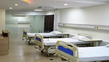 جناح مرضى بأسرة حديثة في مستشفى Jaypee، الهند