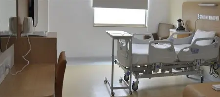 غرفة مريض في مستشفى Jaypee بسرير حديث ومرافق متطورة
