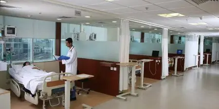 جناح تعافي المرضى في مستشفى Jaypee، أسرّة حديثة ومعدات طبية