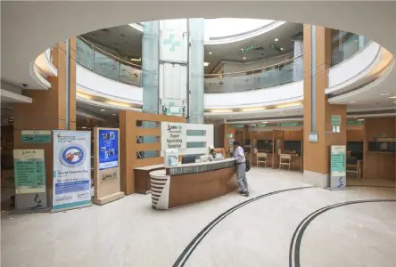 منطقة الاستقبال في مستشفى ماكس سوبر التخصصي شاليمار باغ، منشأة طبية حديثة