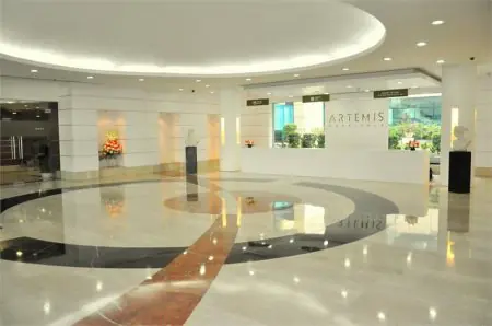 منطقة الاستقبال في مستشفى Artemis Gurgaon بتصميم حديث ولوبي واسع