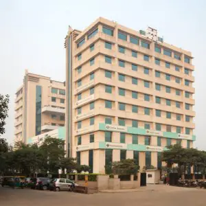 الواجهة الخارجية لمستشفى Max Super Speciality، منشأة طبية حديثة متعددة الطوابق في الهند