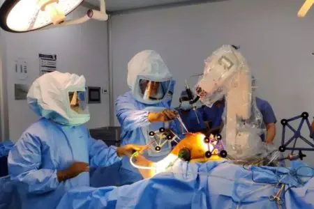 جراحة بمساعدة الروبوت في غرفة العمليات بمستشفى Max Super Speciality