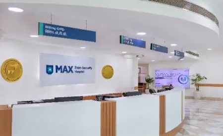منطقة الاستقبال في مستشفى ماكس سمارت التخصصي بتصميم حديث