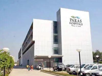 الواجهة الخارجية الحديثة لمستشفى Paras Hospitals في الهند
