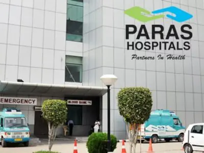 الواجهة الخارجية لمستشفى Paras مع مدخل الطوارئ وسيارات الإسعاف في الهند