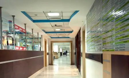 ممر مستشفى حديث في Paras Healthcare مع لوحة دليل واستقبال