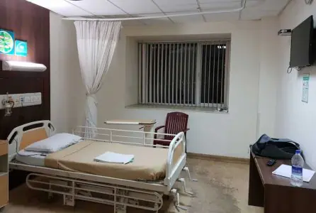 غرفة مريض في مستشفى فورتيس أناندابور كولكاتا بسرير طبي وتجهيزات