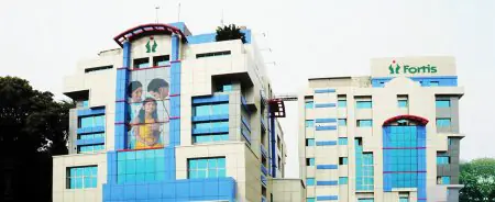 الواجهة الخارجية لمستشفى فورتيس مالار، منشأة طبية حديثة في تشيناي، الهند