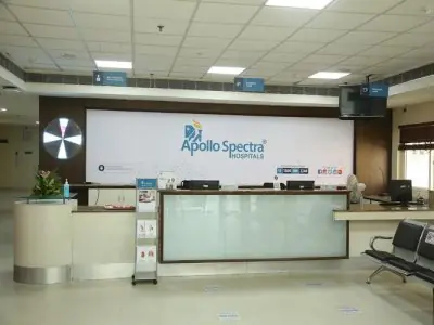 Mostrador de recepción en Apollo Spectra Hospitals con interior médico moderno