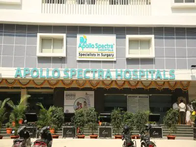 Fachada de la clínica Apollo Spectra Hospitals con entrada principal y letrero