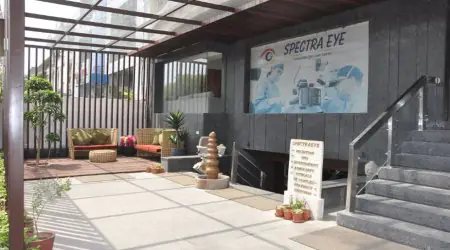 الواجهة الخارجية لعيادة Spectra Eye مع مدخل حديث ومنطقة جلوس خارجية