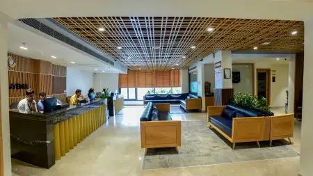 منطقة الاستقبال في عيادة The Sight Avenue مع مقاعد حديثة وديكور خشبي