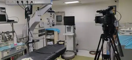 غرفة عمليات في مركز Sharp Sight مزودة بمعدات طب العيون المتقدمة