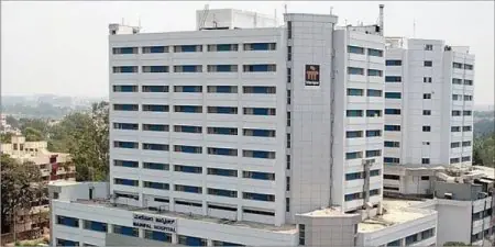 الواجهة الخارجية لمستشفى Manipal، منشأة طبية حديثة متعددة الطوابق في الهند