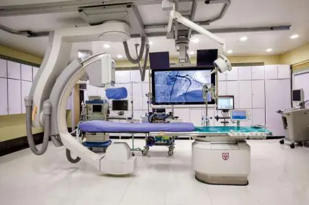 مختبر قسطرة القلب في مستشفى Max Nanavati مزود بأجهزة تصوير متقدمة