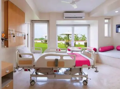 غرفة مريض في مستشفى Max Nanavati بإطلالة على الحديقة وسرير طبي حديث