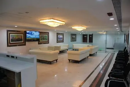 منطقة انتظار واسعة في Dr. Rela Institute and Medical Centre مع أرائك حديثة