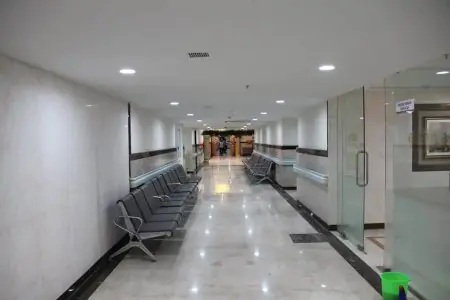 منطقة انتظار بمقاعد في Dr. Rela Institute and Medical Centre، تشيناي