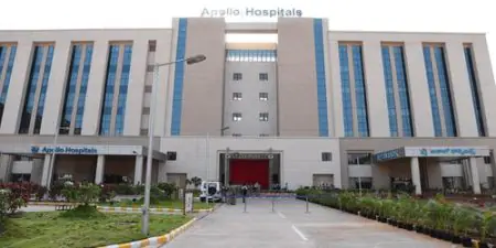 الواجهة الخارجية لمستشفى Apollo Hospitals Greams Road الحديث في تشيناي