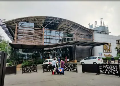 Fachada exterior de Apollo Hospital con diseño moderno de vidrio en India