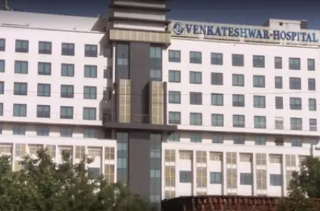 واجهة مستشفى Venkateshwar في دلهي، مبنى طبي حديث متعدد الطوابق