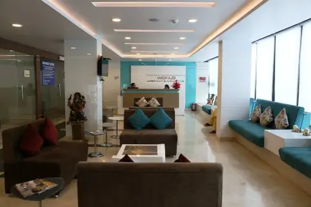 Recepción y sala de espera en World Infertility & IVF Centre, interior moderno