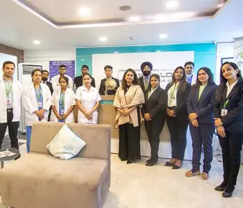 Personal médico y de recepción en el vestíbulo de World Infertility & IVF Centre, Delhi