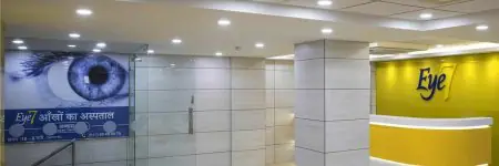 Área de recepción en EYE 7 CHAUDHARY EYE CENTRE, clínica oftalmológica moderna en India