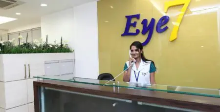 Mostrador de recepción en Eye 7 Chaudhary Eye Centre con personal e interior moderno