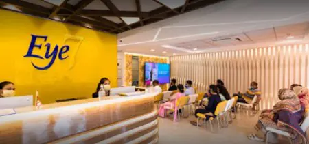 Recepción y sala de espera en EYE 7 CHAUDHARY EYE CENTRE, clínica oftalmológica moderna