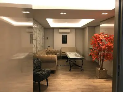 غرفة انتظار في Safe Urology Clinic بديكور عصري ومقاعد مريحة
