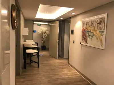 ممر في عيادة Safe Urology Clinic بديكور حديث ومقاعد للمرضى