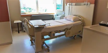 غرفة مريض في Healwide Clinic بسرير حديث ونافذة كبيرة