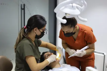 أطباء أسنان يجرون فحصًا في عيادة AEG Dental International Clinic