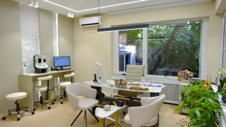 مكتب استشارات الطبيب في عيادة Trustmed مع معدات حديثة وإطلالة على الحديقة