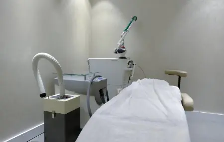 غرفة علاج بالليزر مزودة بأجهزة حديثة في عيادة Trustmed