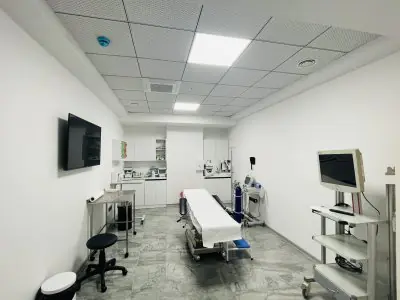 غرفة علاج حديثة في Aegean Medical Turkey مزودة بمعدات طبية متقدمة