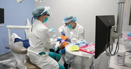 إجراء زراعة الأسنان في DENTAL CARE & IMPLANT CENTER بمعدات حديثة