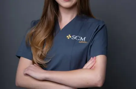 زي الطاقم الطبي مع شعار SCM Estetic