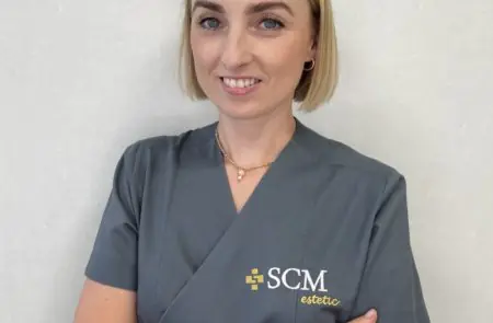 عضو طاقم طبي بالزي الرسمي في عيادة SCM Estetic