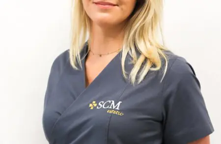 زي الطاقم الطبي مع شعار SCM Estetic