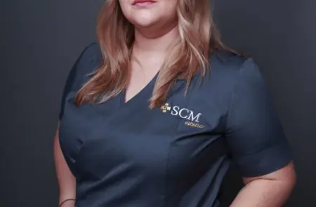 زي الطاقم الطبي مع شعار SCM Estetic