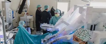 غرفة جراحة روبوتية في Centrum Chirurgii Robotycznej مع فريق طبي ونظام دافنشي