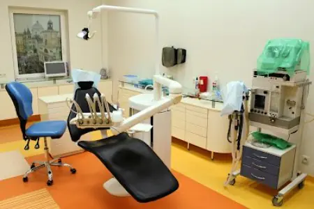 غرفة علاج الأسنان في مركز TMK لزراعة وتجميل الأسنان مزودة بمعدات حديثة